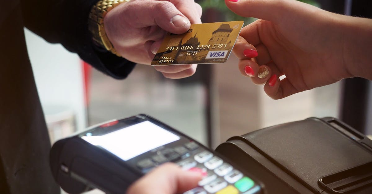 Cashback Credit Cards UK - Close-up of a credit card payment being processed at a POS terminal.