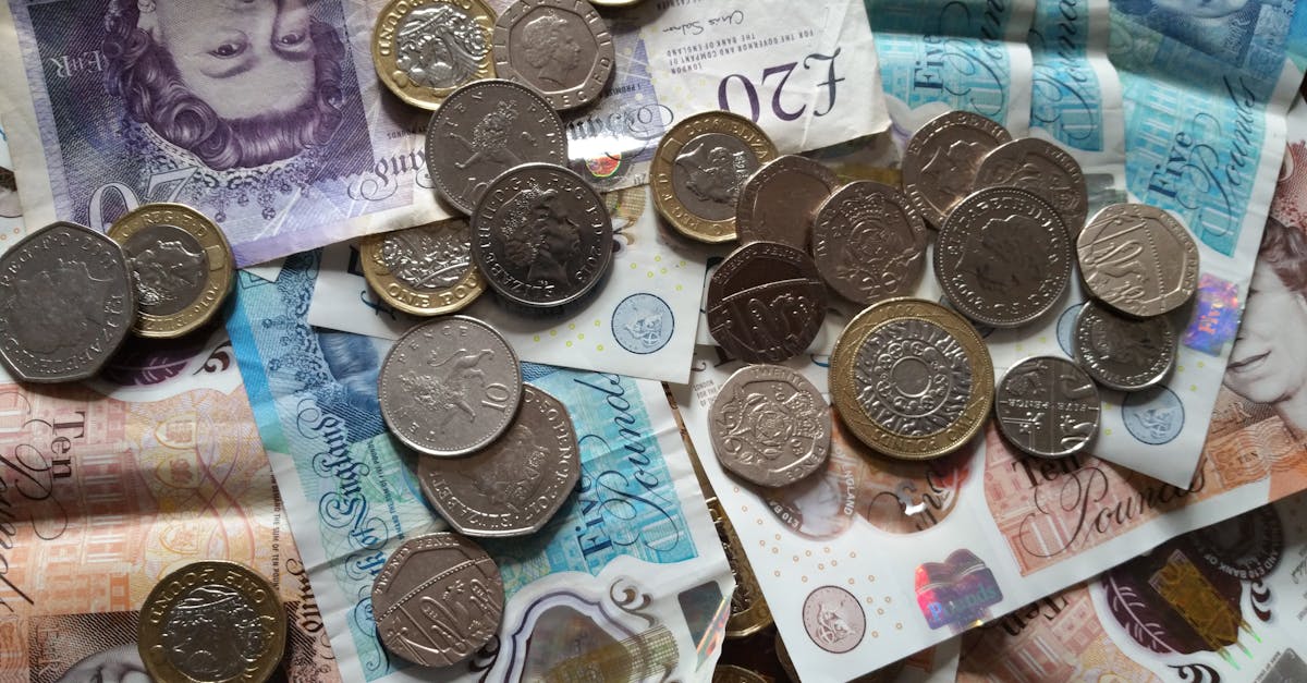 personal finance for students - Close-up of British coins and banknotes, showcasing different denominations for financial concepts.